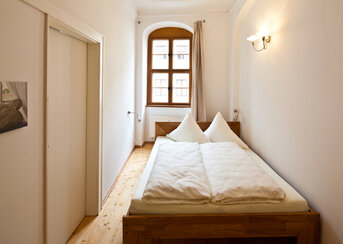 Das Schlafzimmer mit Doppelbett in der Fewo CLARA Dresden