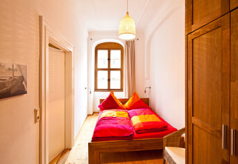 Schlafzimmer mit komfortablen Doppelbett in Ferienapartment FRIEDRICH in Dresden