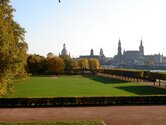 Blick auf die Historische Altstadt Dresden vom Palaisgarten am Neustädter Elbufer