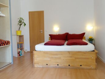 Schlafzimmer, Bett 2,00 x 1,60, Bettwäsche in Komfortgröße