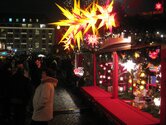 Herrenhuter Sterne zieren viele Weihnachtsbuden auf den Märkten in Dresden