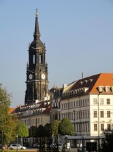 Königstrasse mit der Dreikönigskirche im Hintergrund
