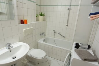 Das Bad mit Badewanne, Duschmöglichkeit, Waschmaschine und Fön | Foto: M. Kubitz