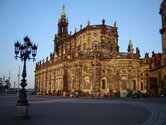 Die Katholische Hofkirche in der Historischen Altstadt Dresden im Abendschein