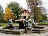 Brunnen "Drei Grazien" von Vinzenz Wanitschke in der Gartenanlage des Hotels Belevue, erbaut 1985, Neustädter Elbufer