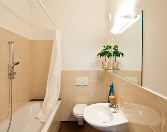 The bathroom with tub and shower facility in vacation rental CLARA Dresden