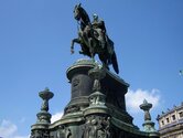 König Johann Denkmal auf dem Theaterplatz vor der Semperoper in Dresden
