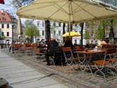 Straßencafes an der Dreikönigskirche im Barockviertel