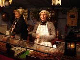 Geschäftiges Treiben auf dem Weihnachtsmarkt im Dresdner Stallhof