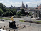 Blick vom Neustädter Markt mit Goldenem Reiter entlang der Augustusbrücke in die Historische Altstadt Dresden
