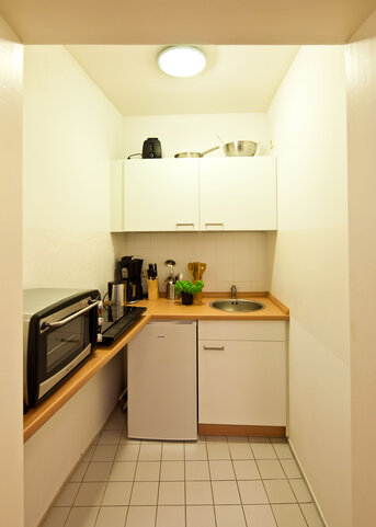 The practically furnished small kitchen in the CLARA guest apartment Dresden