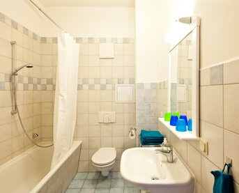 Wannenbad mit Duschmöglichkeit plus WC in Fewo FRIEDRICH Dresden
