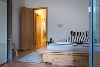 Das Schlafzimmer mit französischem Bett 1,60 x 2,00 für 2 Personen| Foto: Marko Kubitz