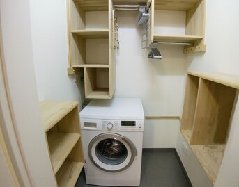 Kleiderkammer der FEWO, dabei auch Waschmaschine, Bügeleisen und Bügelbrett