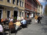 Restaurants und die Kunsthandwerkerpassage auf der Hauptstraße im Neustädter Barockviertel