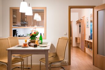 Speisebereich, Küche mit Durchreiche und Blick in den Flur zu den hinteren Zimmern| Foto: Marko Kubitz