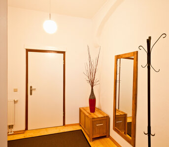 spacious entrance area of vacation flat FRIEDRICH Dresden with wardrobe